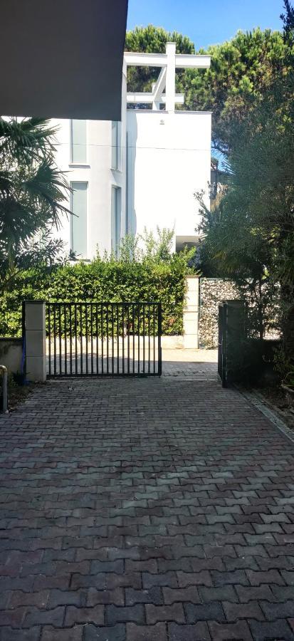 Seasons 3 Apartment Golem (Tirana)